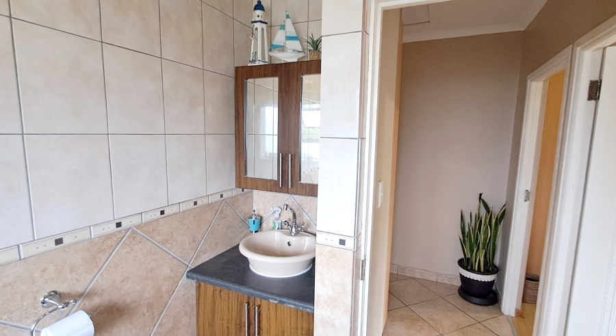 5 Bedroom Property for Sale in Reebok Western Cape